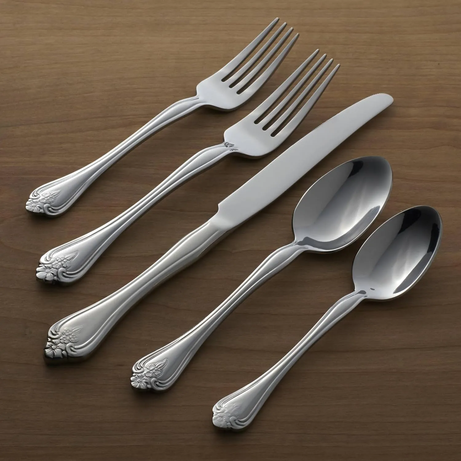 Oneida Boutonniere 45 Piece Everday Flatware, Service for 8, 18/0 Stainless Steel. Silverware Set, Dishwasher Safe, Multi