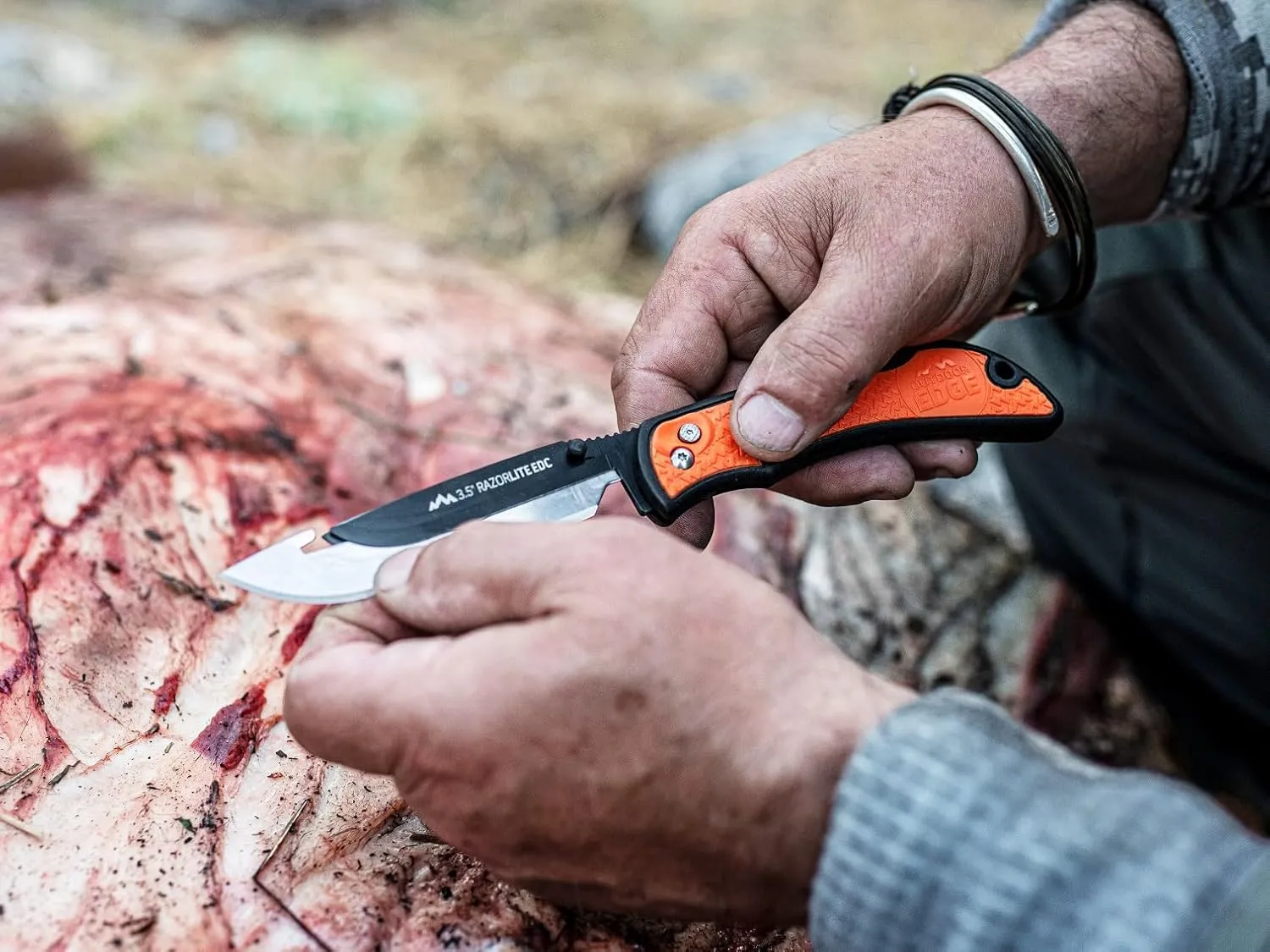OUTDOOR EDGE 3.5" RazorLite EDC Knife. Pocket Knife with Replaceable Blades and Clip. Perfect For Hunting and Skinning Deer. Gray with 6 Blades