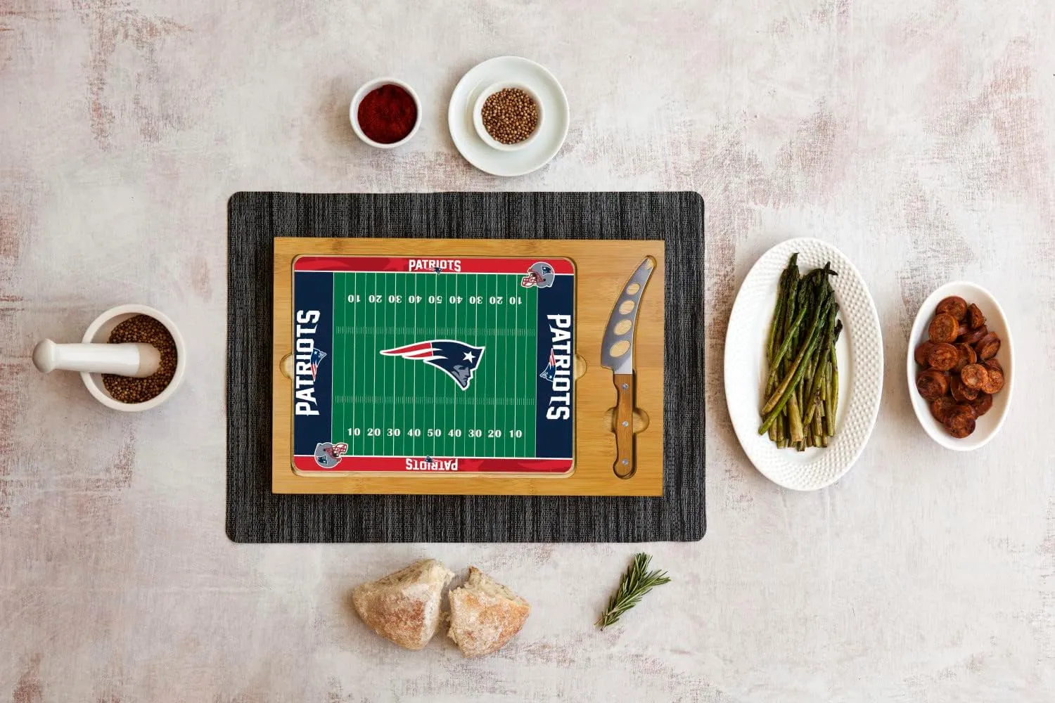 PICNIC TIME NFL Football Field Icon Glass Top Cutting Board & Knife Set, (Parawood & Bamboo)